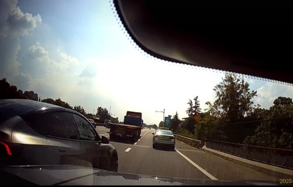 优配库 成都一特斯拉高速别车、比侮辱性手势 警方：涉事司机正接受调查