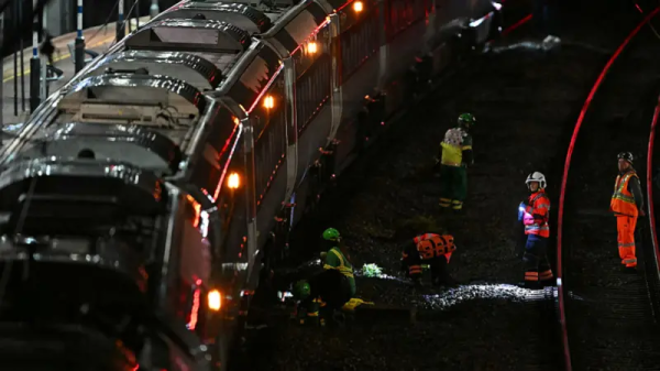 云燚网 英国火车袭击事件致数人重伤 反恐警察介入调查